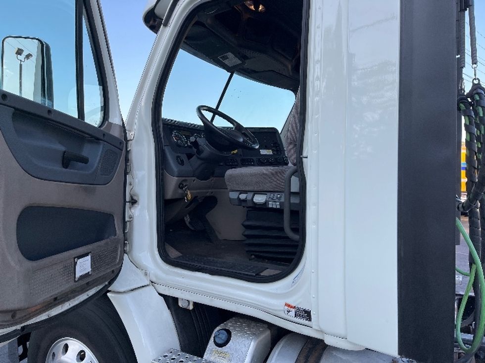 Day Cab Tractor-Heavy Duty Tractors-Freightliner-2018-Cascadia 11364ST-Saginaw-MI-444,037\n\t\tmiles-$ 41,250 - Image 9
