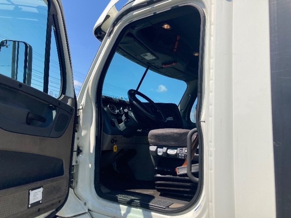 Day Cab Tractor-Heavy Duty Tractors-Freightliner-2018-Cascadia 11364ST-Saginaw-MI-473,887\n\t\tmiles-$ 40,000 - Image 9