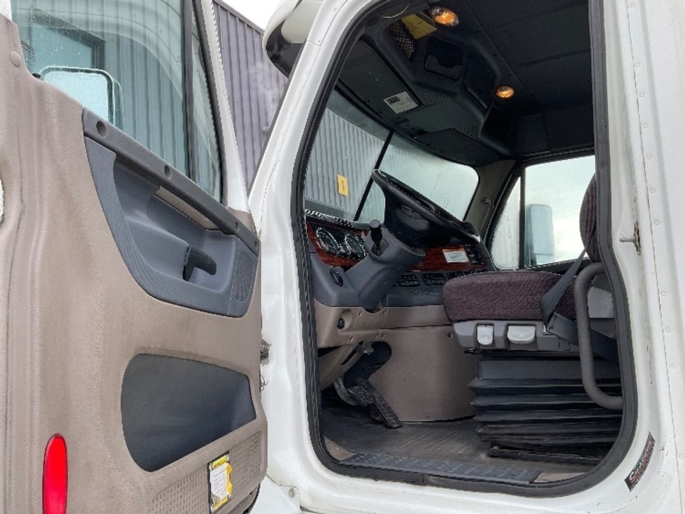 Day Cab Tractor-Heavy Duty Tractors-Freightliner-2018-Cascadia 11364ST-Saint Laurent-PQ-423,866\n\t\tkm-$ 51,000 - Image 9