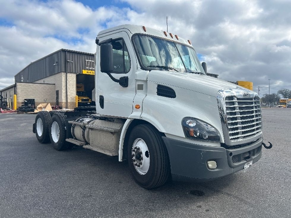 Day Cab Tractor-Heavy Duty Tractors-Freightliner-2018-Cascadia 11364ST-San Antonio-TX-151,853\n\t\tmiles-$ 42,000 - Image 1