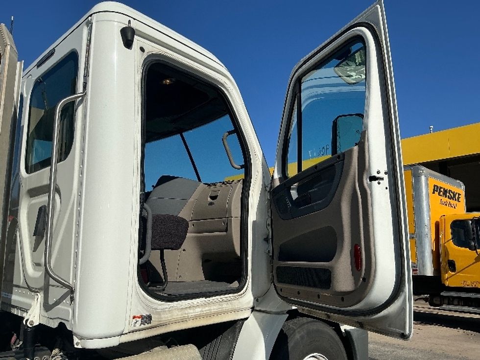 Day Cab Tractor-Heavy Duty Tractors-Freightliner-2018-Cascadia 11364ST-San Antonio-TX-151,853\n\t\tmiles-$ 42,000 - Image 12