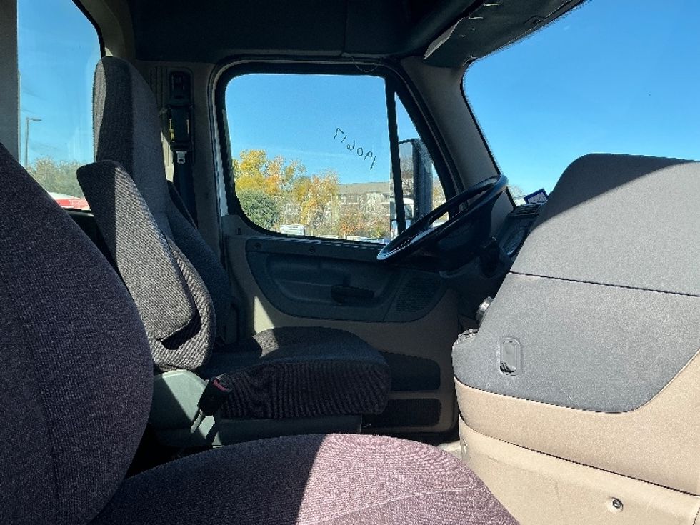 Day Cab Tractor-Heavy Duty Tractors-Freightliner-2018-Cascadia 11364ST-San Antonio-TX-151,853\n\t\tmiles-$ 42,000 - Image 14