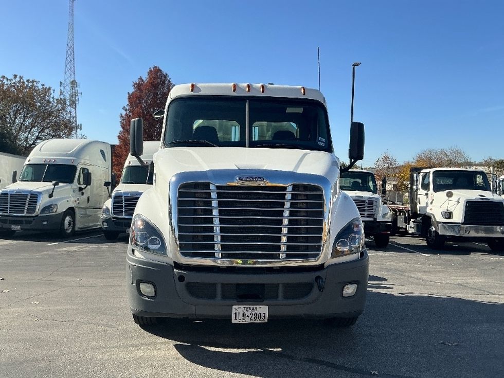 Day Cab Tractor-Heavy Duty Tractors-Freightliner-2018-Cascadia 11364ST-San Antonio-TX-151,853\n\t\tmiles-$ 42,000 - Image 2