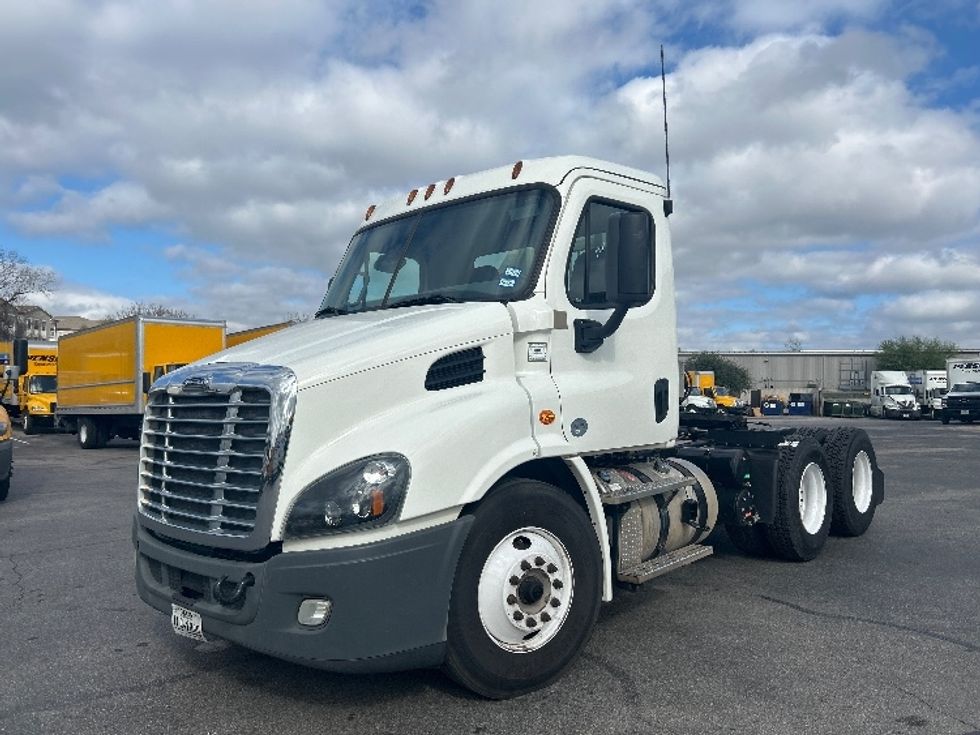 Day Cab Tractor-Heavy Duty Tractors-Freightliner-2018-Cascadia 11364ST-San Antonio-TX-151,853\n\t\tmiles-$ 42,000 - Image 3