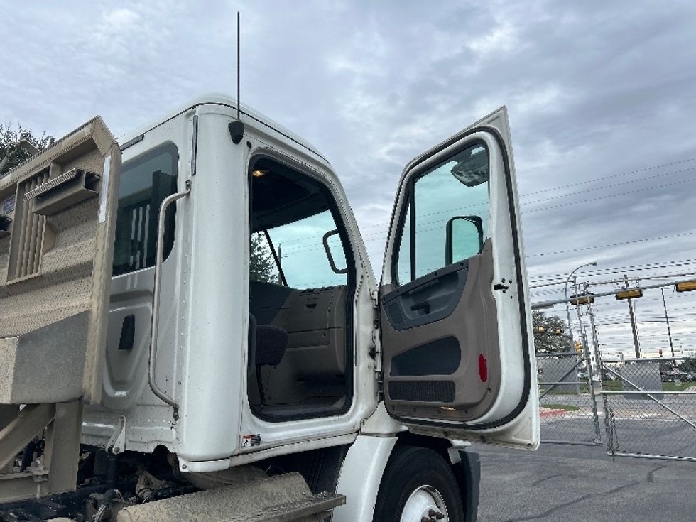 Day Cab Tractor-Heavy Duty Tractors-Freightliner-2018-Cascadia 11364ST-San Antonio-TX-157,118\n\t\tmiles-$ 43,500 - Image 12