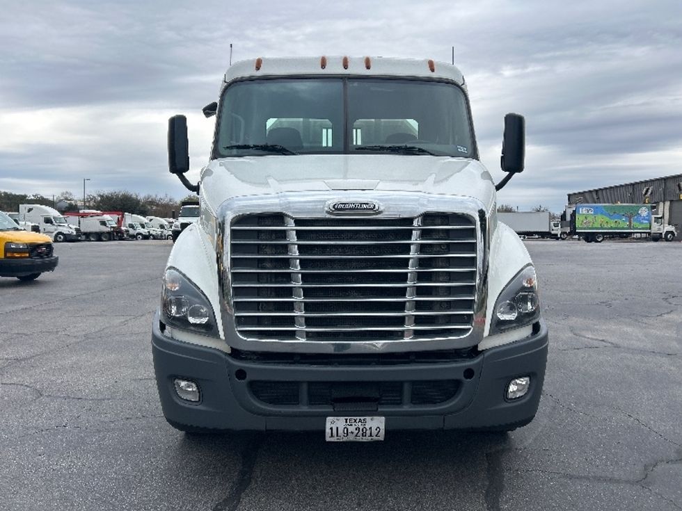 Day Cab Tractor-Heavy Duty Tractors-Freightliner-2018-Cascadia 11364ST-San Antonio-TX-157,118\n\t\tmiles-$ 43,500 - Image 2