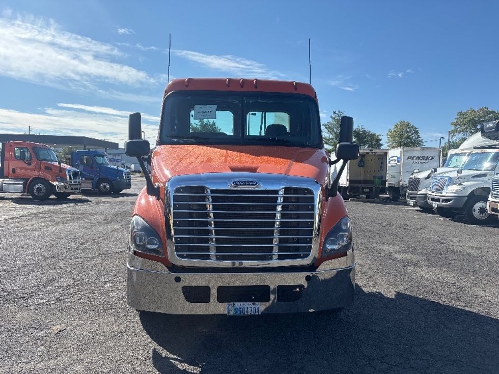 2018 Freightliner Cascadia 113" sleeper cab photo 2