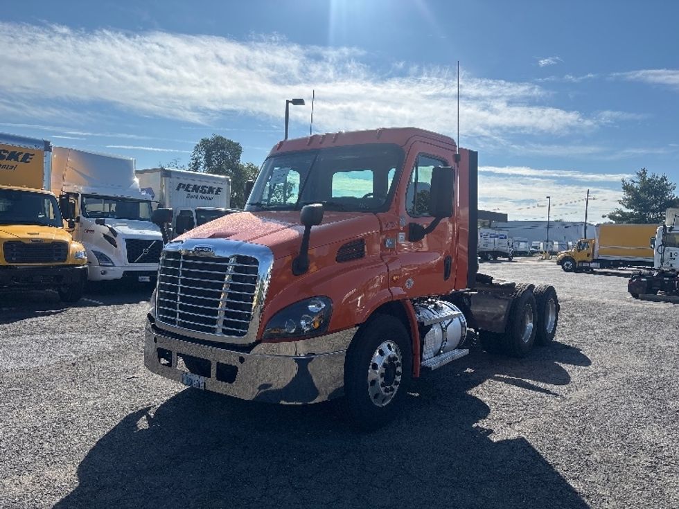 2018 Freightliner Cascadia 113" sleeper cab photo 3