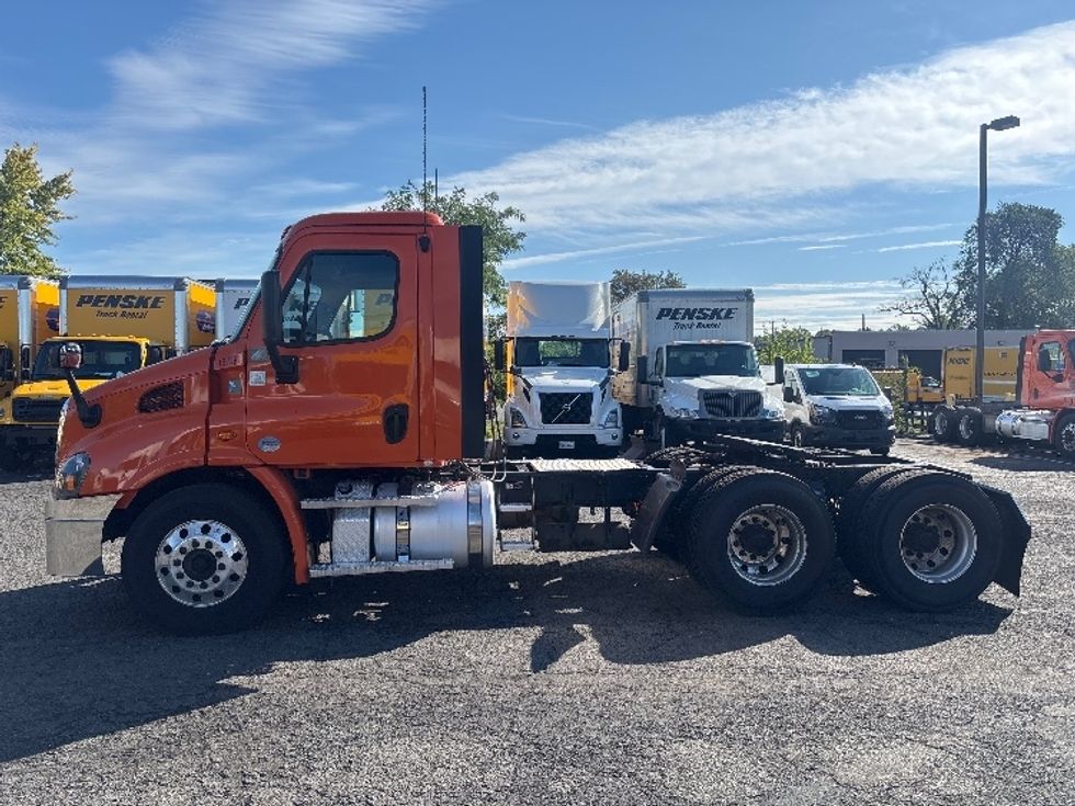 2018 Freightliner Cascadia 113" sleeper cab photo 4