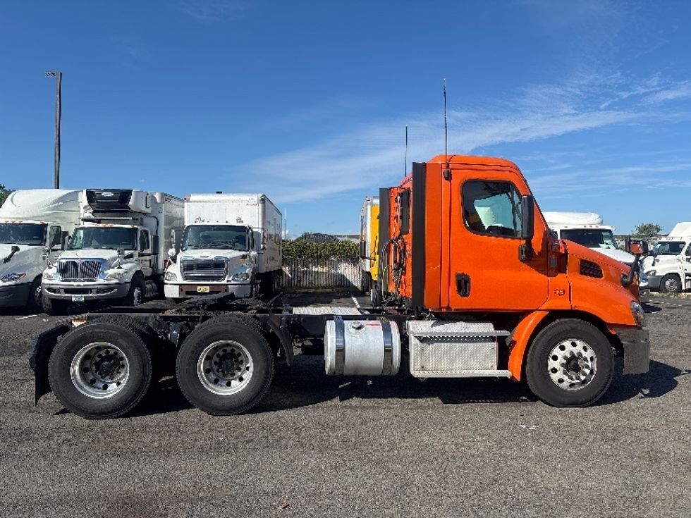 Day Cab Tractor-Heavy Duty Tractors-Freightliner-2018-Cascadia 11364ST-South Plainfield-NJ-191,182\n\t\tmiles-$ 34,000 - Image 8