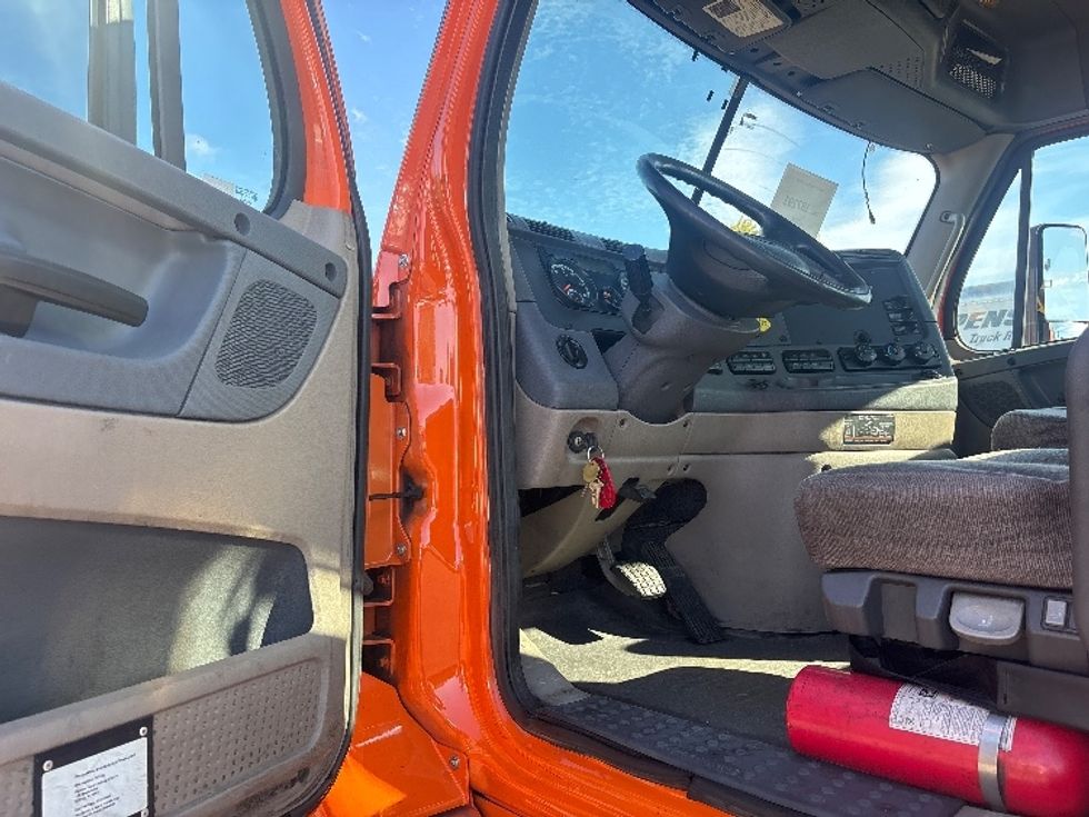 Day Cab Tractor-Heavy Duty Tractors-Freightliner-2018-Cascadia 11364ST-South Plainfield-NJ-191,182\n\t\tmiles-$ 34,000 - Image 9