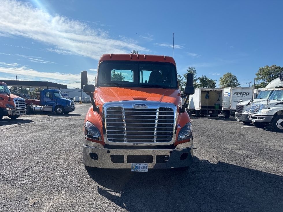 Day Cab Tractor-Heavy Duty Tractors-Freightliner-2018-Cascadia 11364ST-South Plainfield-NJ-226,017\n\t\tmiles-$ 34,000 - Image 2