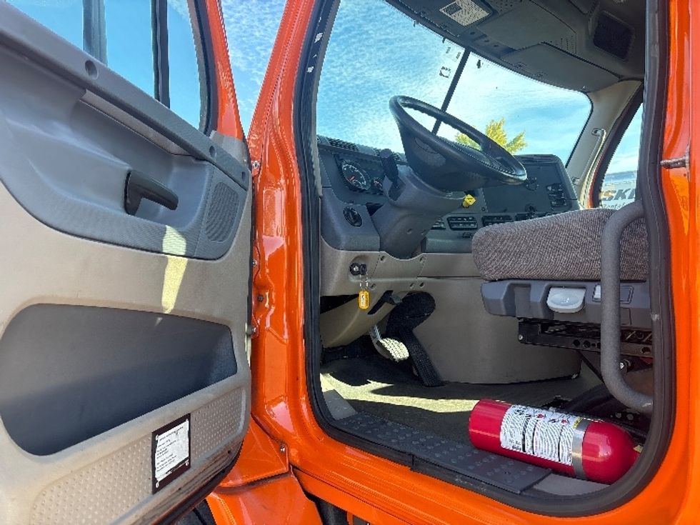 Day Cab Tractor-Heavy Duty Tractors-Freightliner-2018-Cascadia 11364ST-South Plainfield-NJ-226,017\n\t\tmiles-$ 34,000 - Image 9