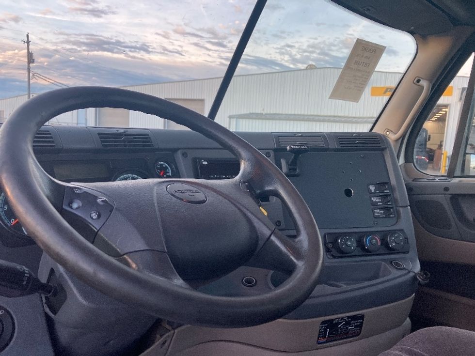 Day Cab Tractor-Heavy Duty Tractors-Freightliner-2018-Cascadia 11364ST-Springfield-OH-525,949\n\t\tmiles-$ 32,250 - Image 10
