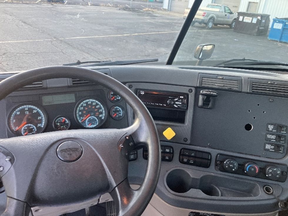 Day Cab Tractor-Heavy Duty Tractors-Freightliner-2018-Cascadia 11364ST-Springfield-OH-525,949\n\t\tmiles-$ 32,250 - Image 11