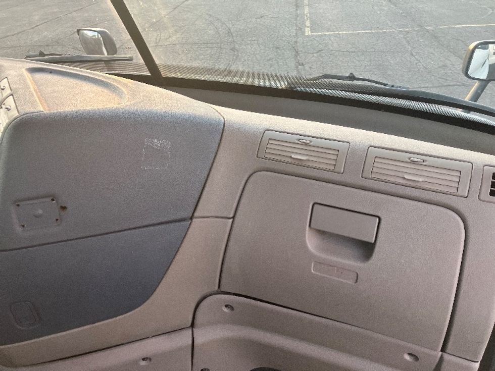 Day Cab Tractor-Heavy Duty Tractors-Freightliner-2018-Cascadia 11364ST-Springfield-OH-525,949\n\t\tmiles-$ 32,250 - Image 13