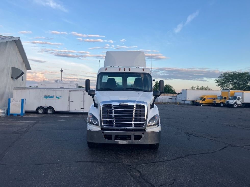 2018 Freightliner Cascadia 113" sleeper cab photo 2