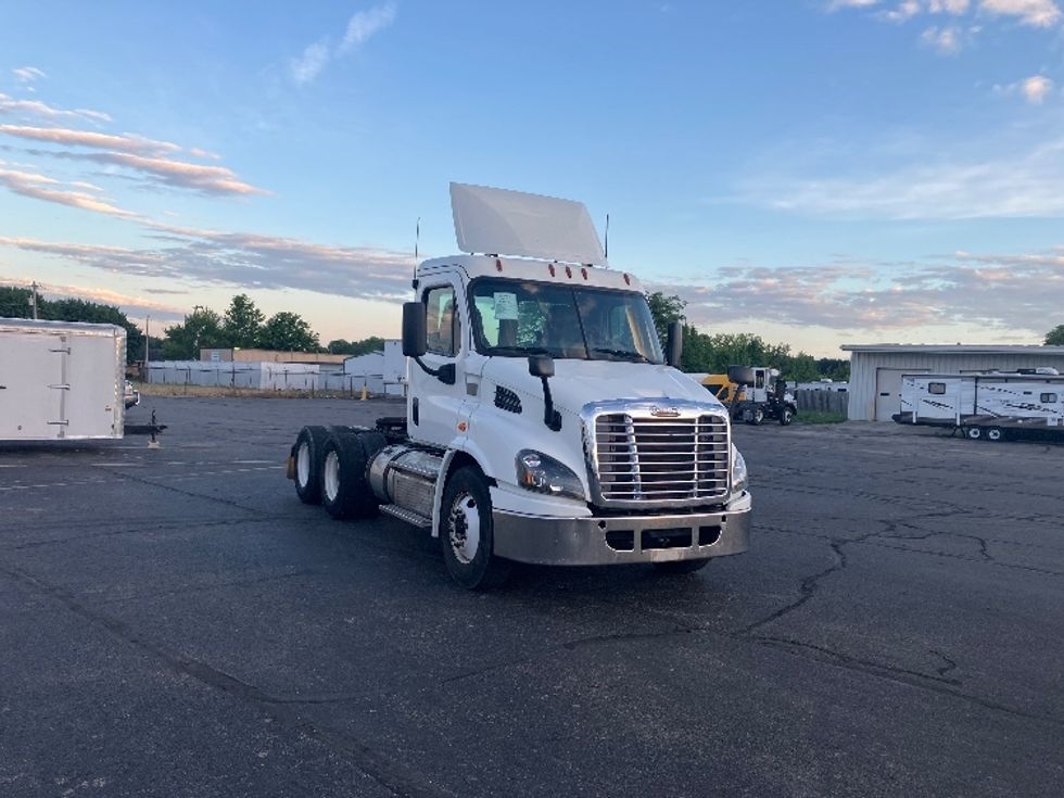 2018 Freightliner Cascadia 113" sleeper cab photo 3