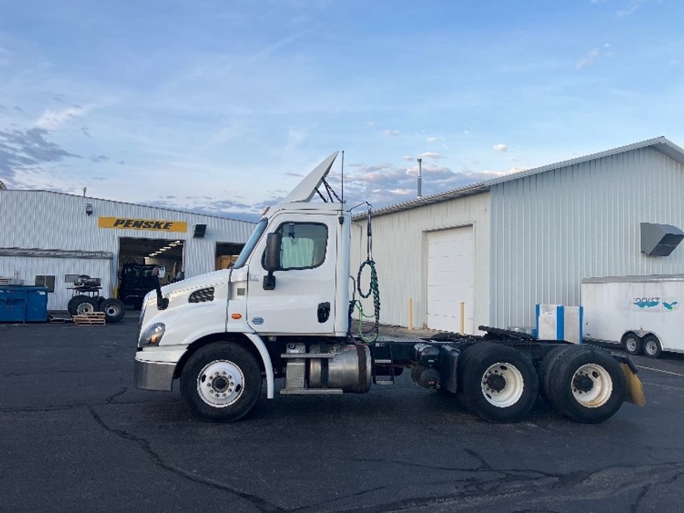 2018 Freightliner Cascadia 113" sleeper cab photo 4