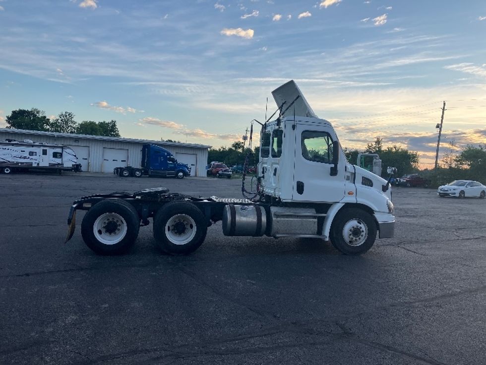 Day Cab Tractor-Heavy Duty Tractors-Freightliner-2018-Cascadia 11364ST-Springfield-OH-525,949\n\t\tmiles-$ 32,250 - Image 8
