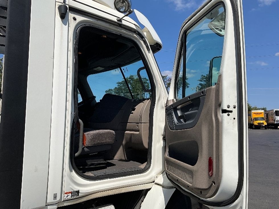 Day Cab Tractor-Heavy Duty Tractors-Freightliner-2018-Cascadia 11364ST-Sterling-VA-327,958\n\t\tmiles-$ 43,750 - Image 12