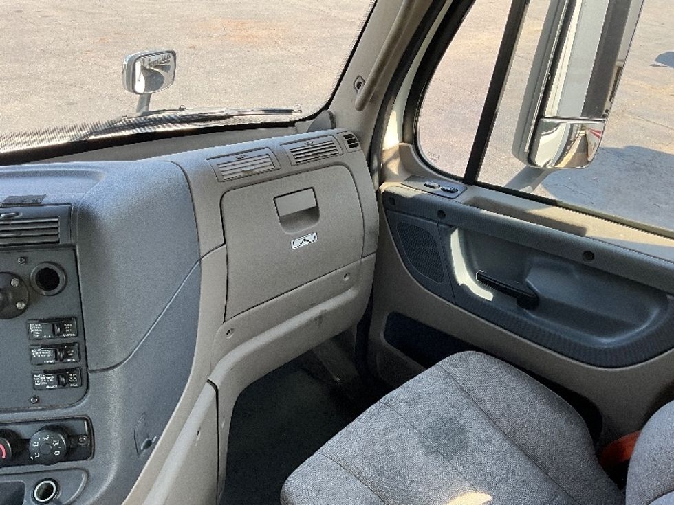 Day Cab Tractor-Heavy Duty Tractors-Freightliner-2018-Cascadia 11364ST-Sterling-VA-327,958\n\t\tmiles-$ 43,750 - Image 13