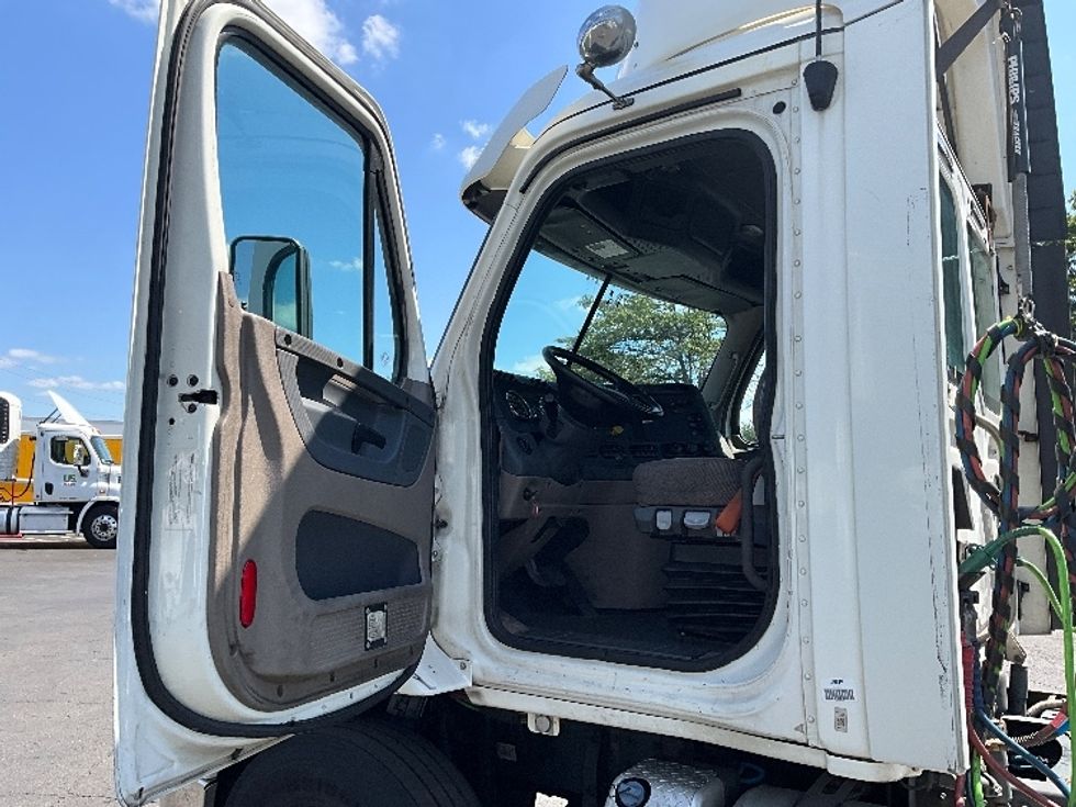 Day Cab Tractor-Heavy Duty Tractors-Freightliner-2018-Cascadia 11364ST-Sterling-VA-327,958\n\t\tmiles-$ 43,750 - Image 9