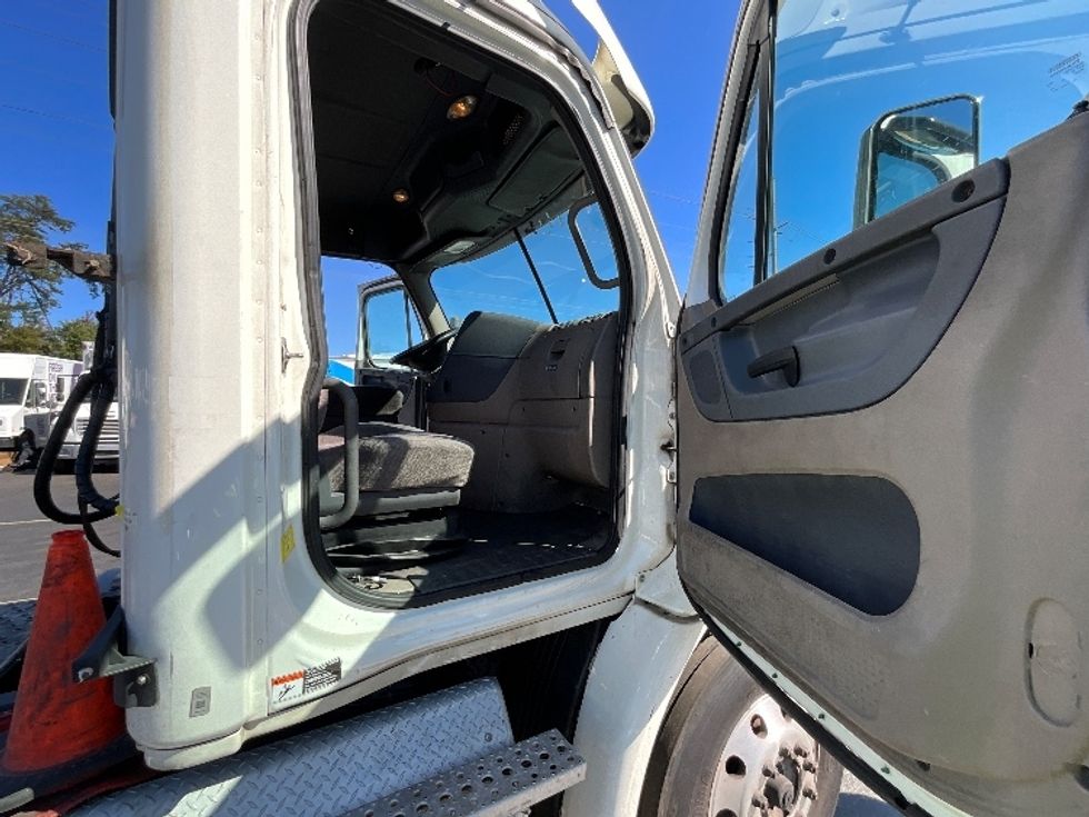 Day Cab Tractor-Heavy Duty Tractors-Freightliner-2018-Cascadia 11364ST-Sterling-VA-372,948\n\t\tmiles-$ 37,500 - Image 12