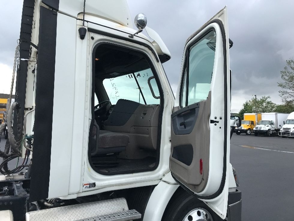 Day Cab Tractor-Heavy Duty Tractors-Freightliner-2018-Cascadia 11364ST-Sterling-VA-430,310\n\t\tmiles-$ 38,250 - Image 12