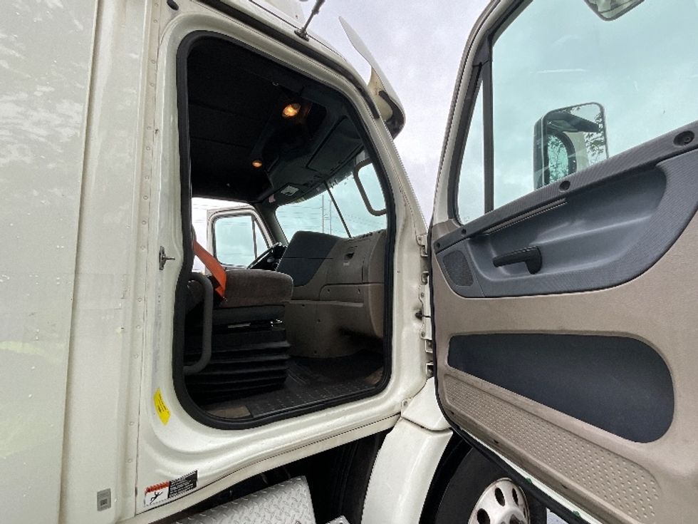 Day Cab Tractor-Heavy Duty Tractors-Freightliner-2018-Cascadia 11364ST-Sterling-VA-447,700\n\t\tmiles-$ 37,500 - Image 12