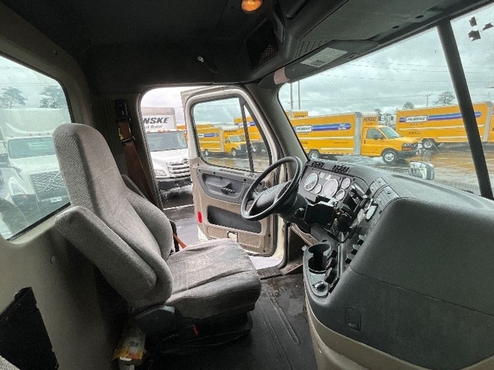 Day Cab Tractor-Heavy Duty Tractors-Freightliner-2018-Cascadia 11364ST-Sterling-VA-447,700\n\t\tmiles-$ 37,500 - Image 14