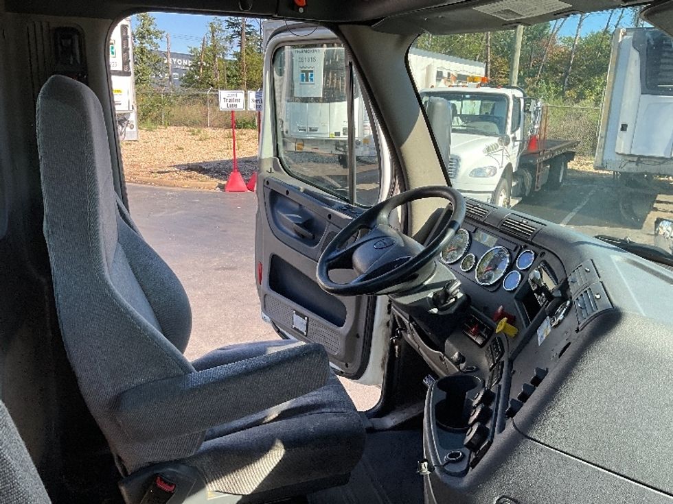 Day Cab Tractor-Heavy Duty Tractors-Freightliner-2018-Cascadia 11364ST-Sterling-VA-448,730\n\t\tmiles-$ 37,500 - Image 14