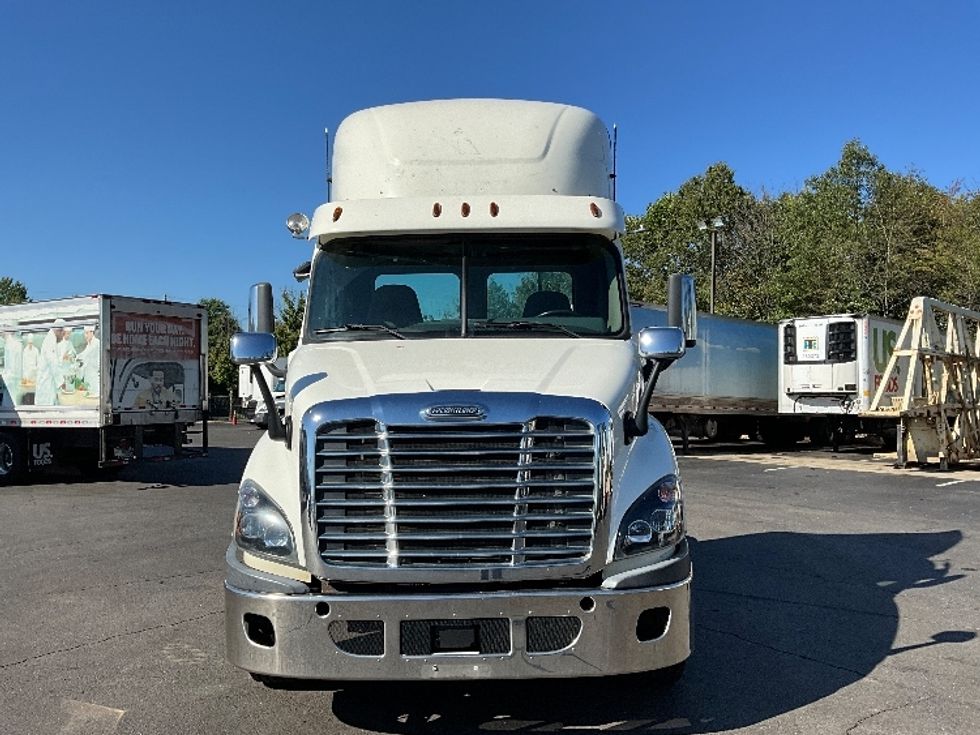 Day Cab Tractor-Heavy Duty Tractors-Freightliner-2018-Cascadia 11364ST-Sterling-VA-448,730\n\t\tmiles-$ 37,500 - Image 2