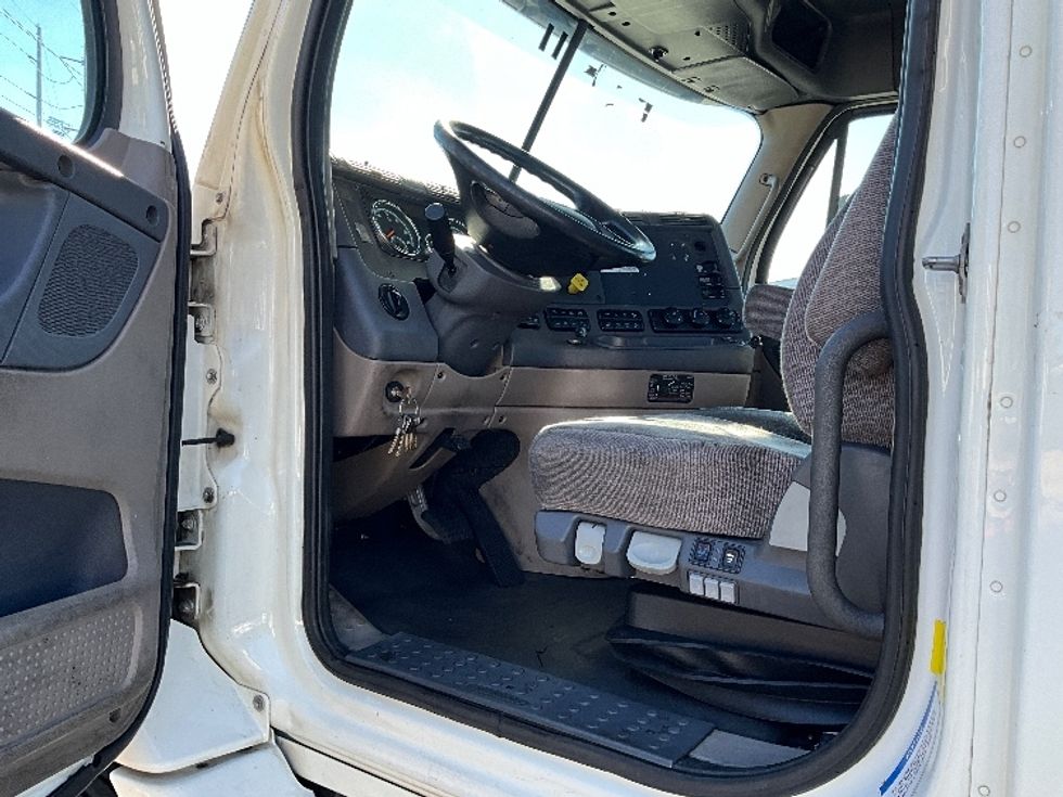 Day Cab Tractor-Heavy Duty Tractors-Freightliner-2018-Cascadia 11364ST-Sterling-VA-448,730\n\t\tmiles-$ 37,500 - Image 9