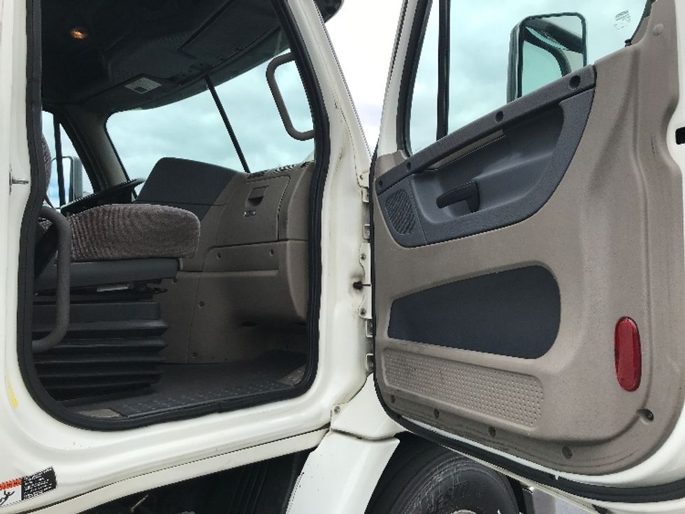 Day Cab Tractor-Heavy Duty Tractors-Freightliner-2018-Cascadia 11364ST-Sterling-VA-454,641\n\t\tmiles-$ 24,500 - Image 12