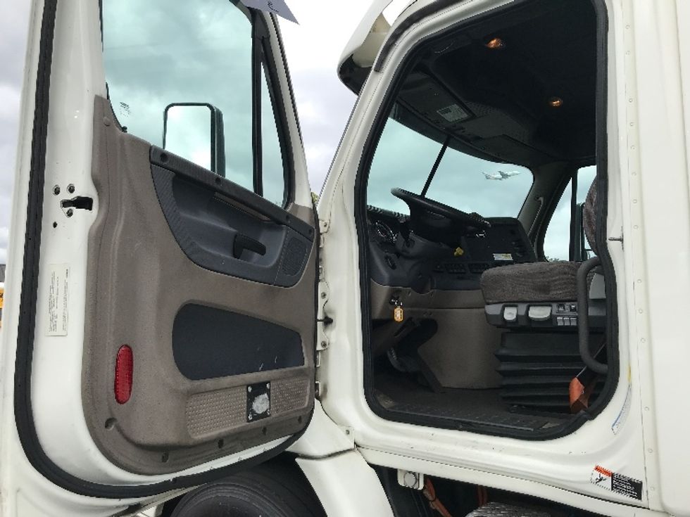 Day Cab Tractor-Heavy Duty Tractors-Freightliner-2018-Cascadia 11364ST-Sterling-VA-454,641\n\t\tmiles-$ 24,500 - Image 9