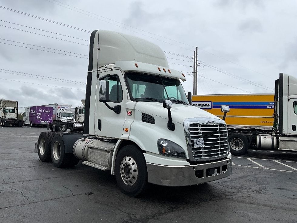 Day Cab Tractor-Heavy Duty Tractors-Freightliner-2018-Cascadia 11364ST-Sterling-VA-484,643\n\t\tmiles-$ 35,500 - Image 1