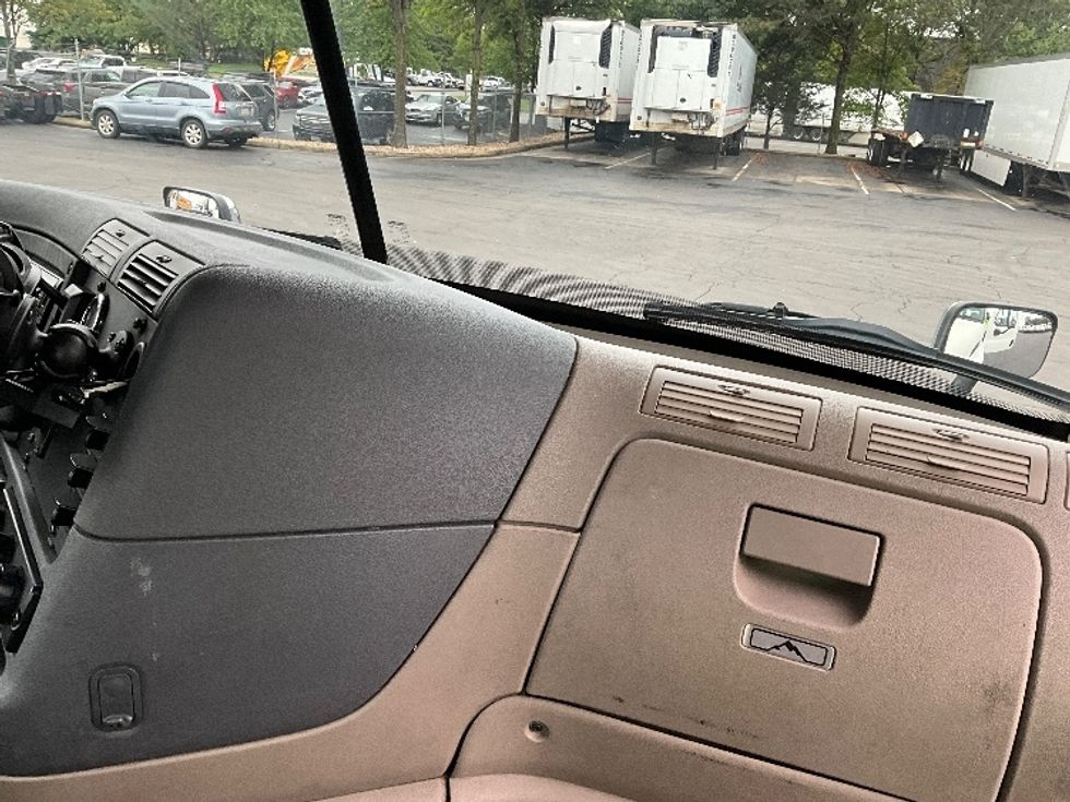 Day Cab Tractor-Heavy Duty Tractors-Freightliner-2018-Cascadia 11364ST-Sterling-VA-484,643\n\t\tmiles-$ 35,500 - Image 13