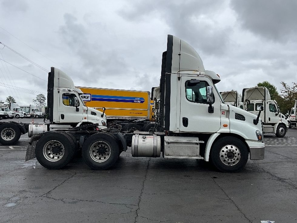 Day Cab Tractor-Heavy Duty Tractors-Freightliner-2018-Cascadia 11364ST-Sterling-VA-484,643\n\t\tmiles-$ 35,500 - Image 8