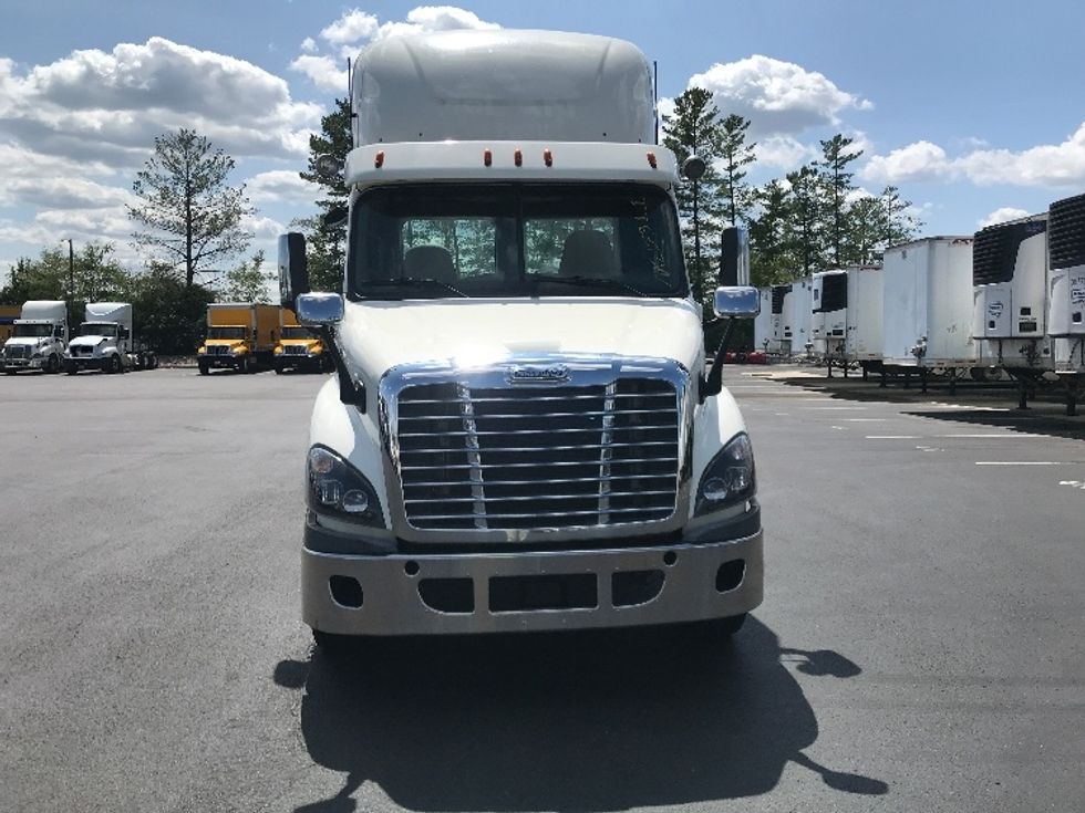 Day Cab Tractor-Heavy Duty Tractors-Freightliner-2018-Cascadia 11364ST-Sterling-VA-487,641\n\t\tmiles-$ 35,250 - Image 2