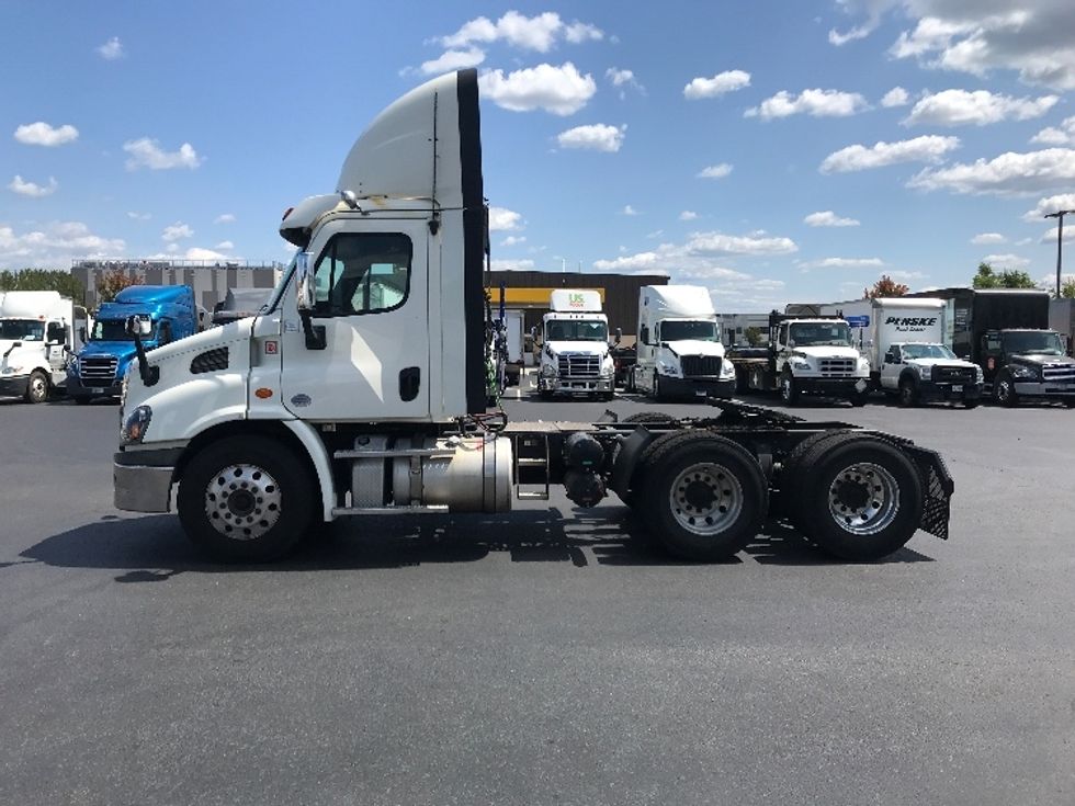 Day Cab Tractor-Heavy Duty Tractors-Freightliner-2018-Cascadia 11364ST-Sterling-VA-487,641\n\t\tmiles-$ 35,250 - Image 4