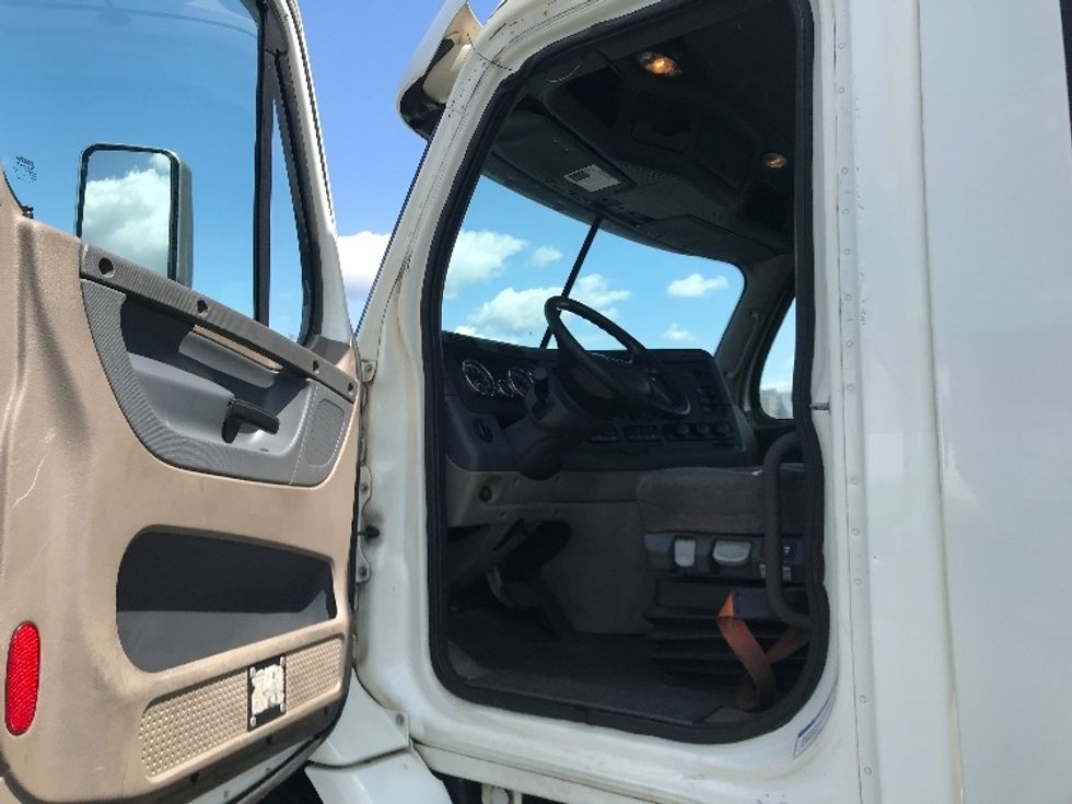 Day Cab Tractor-Heavy Duty Tractors-Freightliner-2018-Cascadia 11364ST-Sterling-VA-487,641\n\t\tmiles-$ 35,250 - Image 9