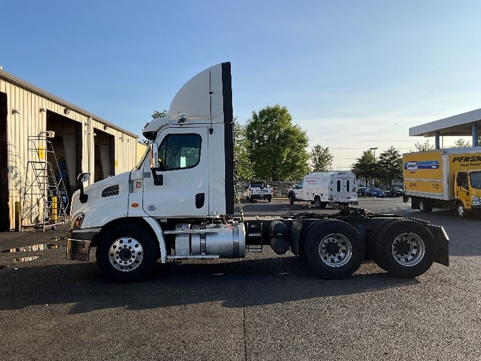 Day Cab Tractor-Heavy Duty Tractors-Freightliner-2018-Cascadia 11364ST-Sterling-VA-487,914\n\t\tmiles-$ 35,250 - Image 4