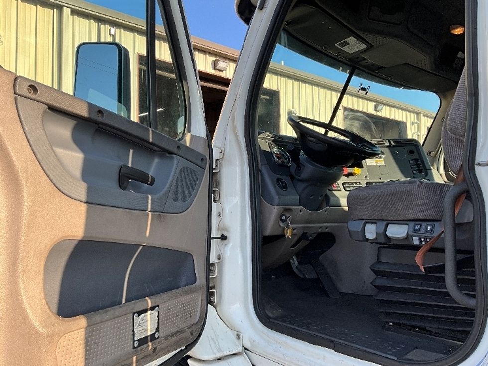 Day Cab Tractor-Heavy Duty Tractors-Freightliner-2018-Cascadia 11364ST-Sterling-VA-487,914\n\t\tmiles-$ 35,250 - Image 9