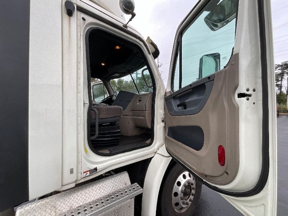 Day Cab Tractor-Heavy Duty Tractors-Freightliner-2018-Cascadia 11364ST-Sterling-VA-490,649\n\t\tmiles-$ 35,250 - Image 12