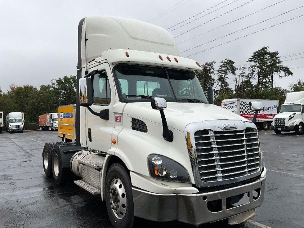 Day Cab Tractor-Heavy Duty Tractors-Freightliner-2018-Cascadia 11364ST-Sterling-VA-497,991\n\t\tmiles-$ 34,500 - Image 1