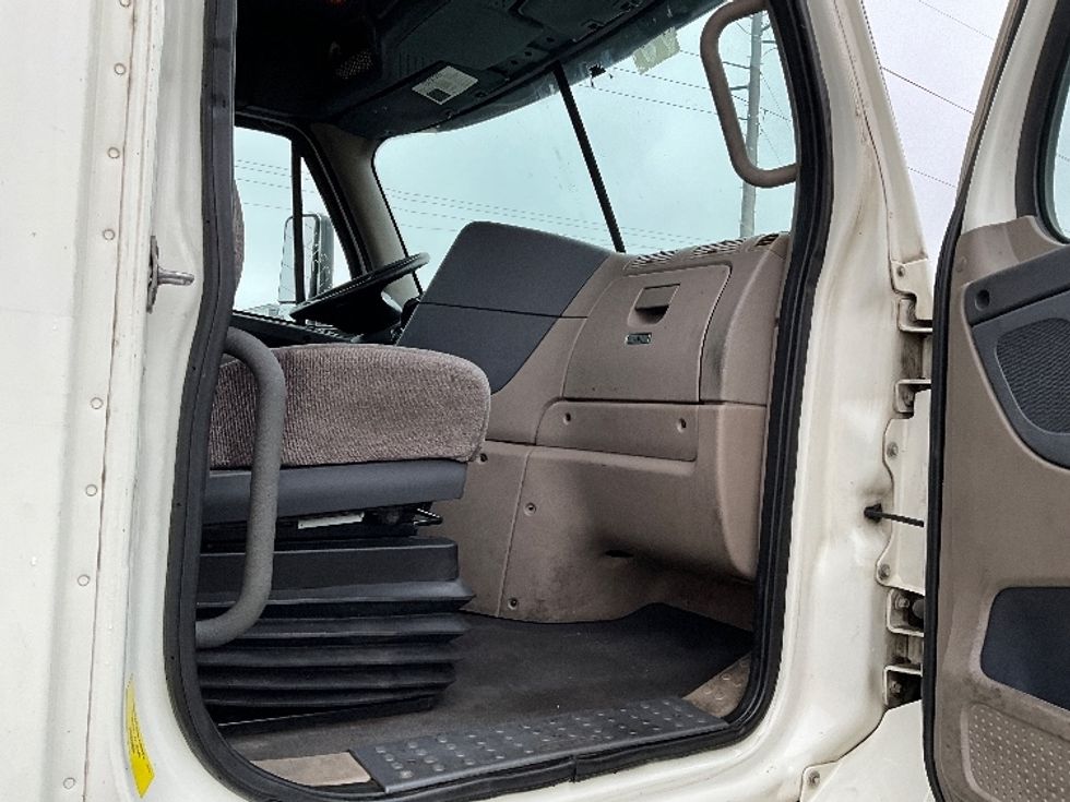 Day Cab Tractor-Heavy Duty Tractors-Freightliner-2018-Cascadia 11364ST-Sterling-VA-497,991\n\t\tmiles-$ 34,500 - Image 12