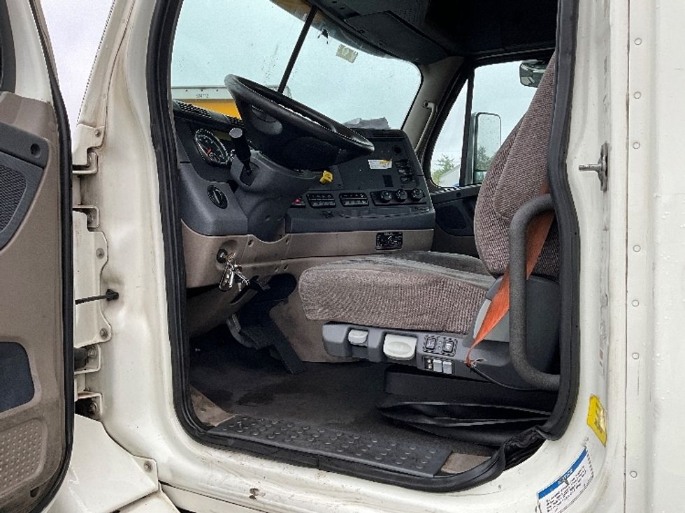 Day Cab Tractor-Heavy Duty Tractors-Freightliner-2018-Cascadia 11364ST-Sterling-VA-497,991\n\t\tmiles-$ 34,500 - Image 9