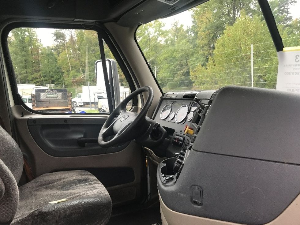 Day Cab Tractor-Heavy Duty Tractors-Freightliner-2018-Cascadia 11364ST-Sterling-VA-574,193\n\t\tmiles-$ 28,500 - Image 14