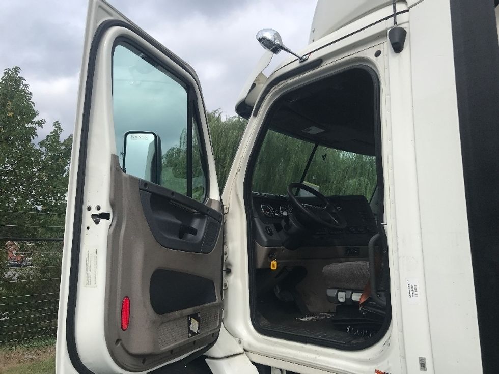 Day Cab Tractor-Heavy Duty Tractors-Freightliner-2018-Cascadia 11364ST-Sterling-VA-574,193\n\t\tmiles-$ 28,500 - Image 9